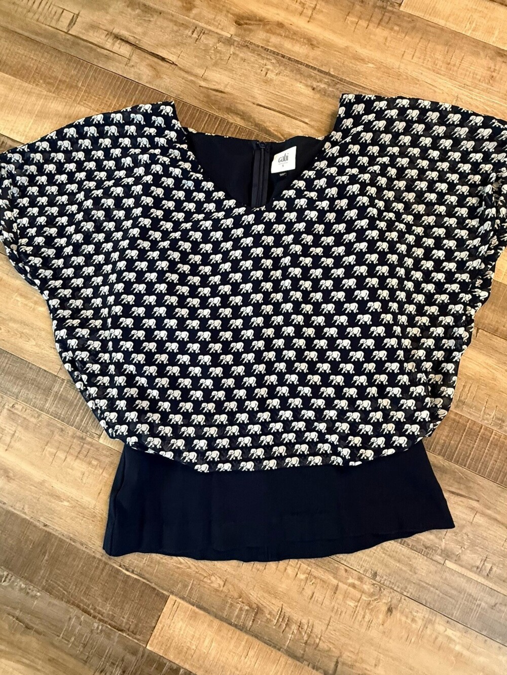 Cabi Womens Blouse Navy White Parade Elephant Print Flowy V Neck sz Small #5345